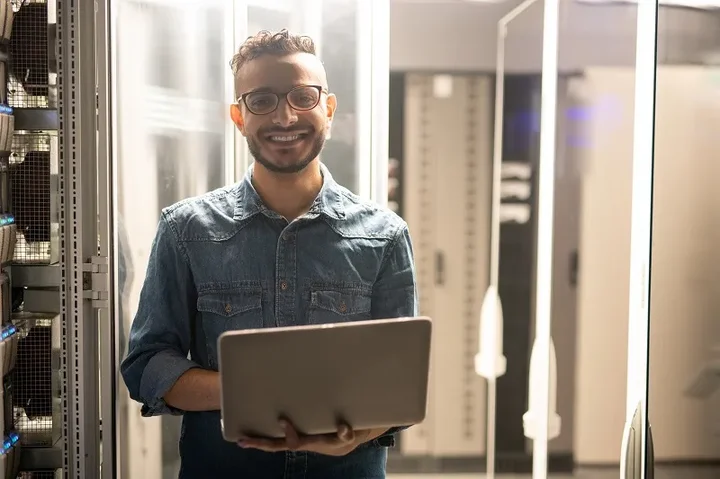 Certyfikat SSL a hosting – jak wdrożyć bezpieczne połączenie na własnej stronie?