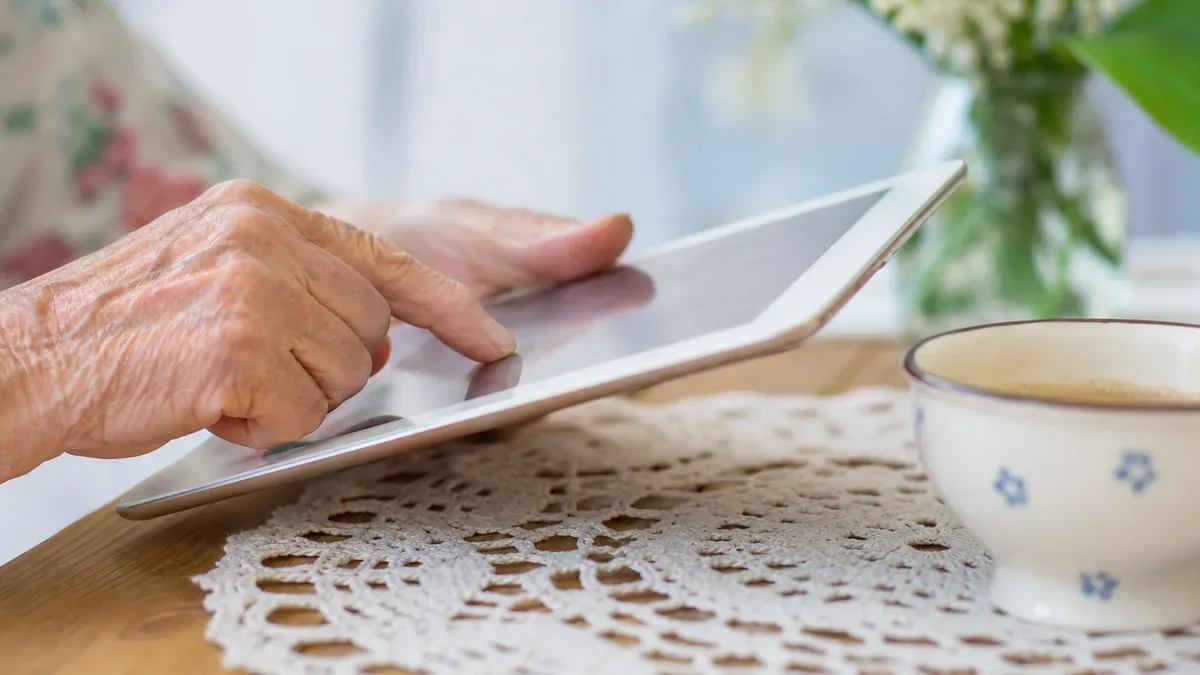 Fałszywe inwestycje pod lupą. Seniorzy mogą wziąć udział w bezpłatnym webinarium