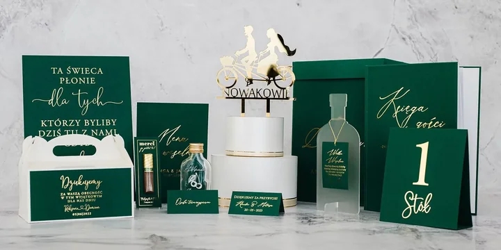 W pracowni artMA możecie od razu zamówić cały zestaw papeterii zawierający m.in. winietki, plan stołów, menu weselne czy księgę gości