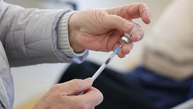 Ograniczona pula szczepionek. Ruszają zapisy dla mieszkańców Karczewa 50+