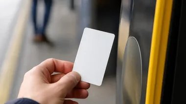 Józefów uruchamia Kartę Mieszkańca. Zastąpi bilety metropolitalne