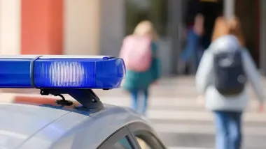 Szkoły w Józefowie z dodatkowymi zabezpieczeniami. Są patrole i ograniczenia wejść