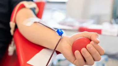 Ambulans do poboru krwi stanie przy urzędzie w Karczewie