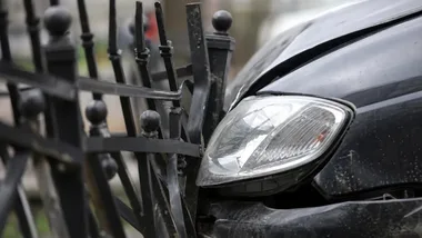 Po kolizjach odjechali. Policja ustaliła, że obaj kierowcy mieli sądowe zakazy