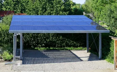 Obraz do artykułu: Zimą fotowoltaika na garażu zwalnia. Większy magazyn energii nie zawsze pomoże