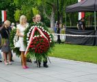 Przedstawiciele władz samorządowych powiatu otwockiego złożyli wieniec pod obeliskiem Marszałka., 