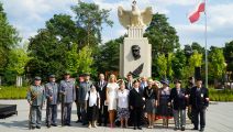 Oficjalne uroczystości zakończyły pamiątkowe fotografie uczestników wydarzenia., 