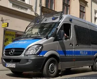 Puste mieszkania i zmęczeni kierowcy - otwoccy policjanci ostrzegają przed majówkowymi zagrożeniami