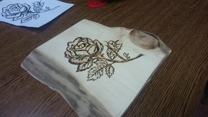 Grafika promocyjna wydarzenia Rodzinne walentynkowe warsztaty pirograficzne w Klubie Batory