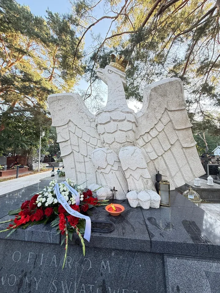 Władze Józefowa złożyły kwiaty pod Pomnikiem Bohaterów Września