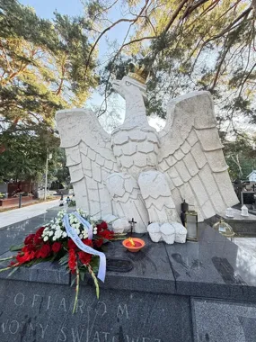 Władze Józefowa złożyły kwiaty pod Pomnikiem Bohaterów Września