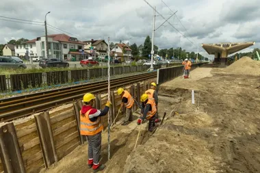 Kolejowa inwestycja w Józefowie nabiera tempa. Widać nowe tunele