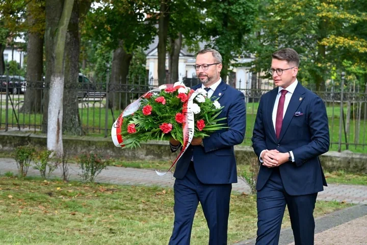Kwiaty przy Pomniku Katyńskim. Hołd w Karczewie dla ofiar sowieckiej agresji