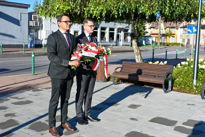 Kwiaty przy Pomniku Orła Białego. Hołd ofiarom wojny w Karczewie