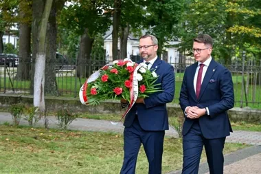 Kwiaty przy Pomniku Katyńskim. Hołd w Karczewie dla ofiar sowieckiej agresji