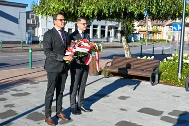 Kwiaty przy Pomniku Orła Białego. Hołd ofiarom wojny w Karczewie