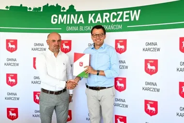 Kołłątaja doczeka się asfaltu. W Karczewie podpisano umowę na drogę