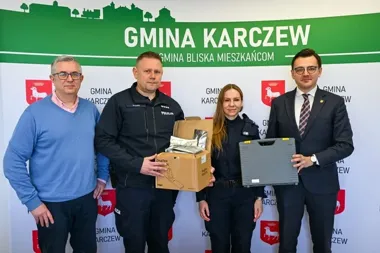 Karczew przekazał policji 80 kaset testowych i specjalistyczny sprzęt wartości **24 tys. zł**