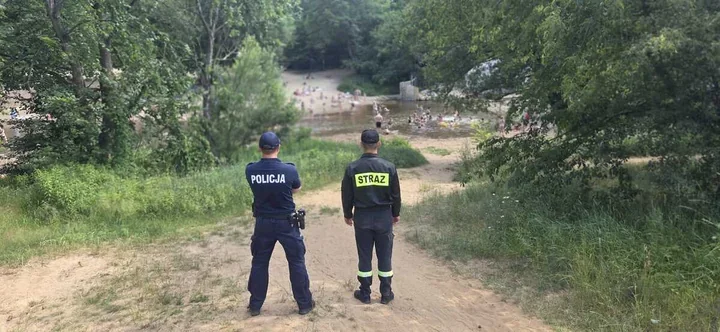 Wakacyjne patrole w Otwocku - policja i strażacy pilnują dzikich kąpielisk