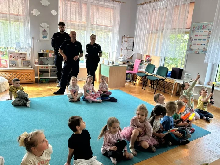 W Karczewie policjanci weszli do przedszkola z lekcją, która chroni dzieci