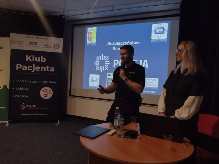 W Karczewie seniorzy usłyszeli, jak oszuści polują na ich oszczędności