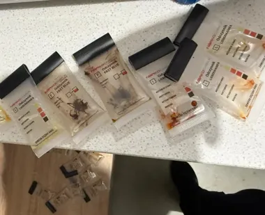 Zaprosił policjantów do mieszkania. W środku miał narkotyki i uprawę