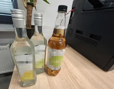 Wyrzucali butelki po alkoholu. Otwoccy policjanci przebadali nieletnich