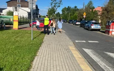 Policjanci wrócili pod szkoły w Otwocku. Kontrole i odblaski dla uczniów