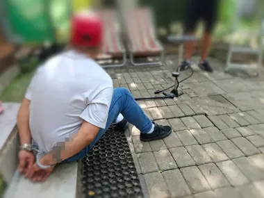 41-latek ułożył ścieżkę ze skradzionej kostki. Ma dwa zarzuty