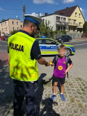 W parkach i na placach zabaw otwocka drogówka przypomina o kaskach