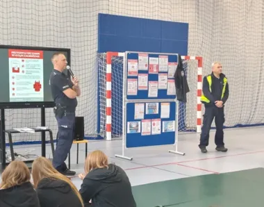 Policjanci pokazali uczniom, co robić w sieci i podczas zagrożenia