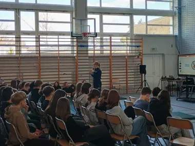 W Kołbieli policjanci ostrzegli uczniów przed hejtem, używkami i zagrożeniami na drodze