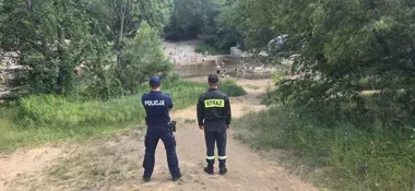 Wakacyjne patrole w Otwocku - policja i strażacy pilnują dzikich kąpielisk