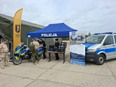 Na Dniu Dziecka w Otwocku największy ruch był przy policyjnym pickupie i walizce technika