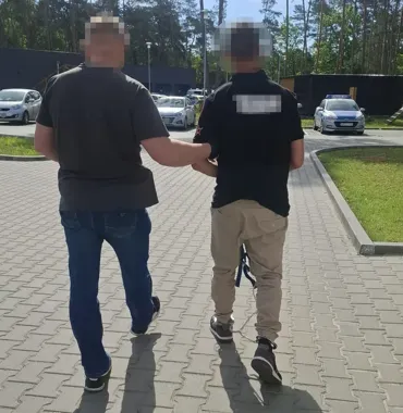 Czujny kierowca rozpoznał chuligana w warszawskim autobusie. Recydywista zniszczył witrynę zakładu fotograficznego i szybę w pojeździe