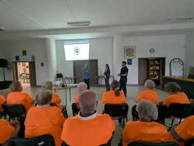 Telefon z banku, głos bliskiej osoby i deepfake - policja ostrzega seniorów