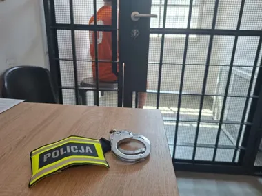 Brak tablicy zdradził wszystko - pościg w Józefowie skończył się nad Świdrem