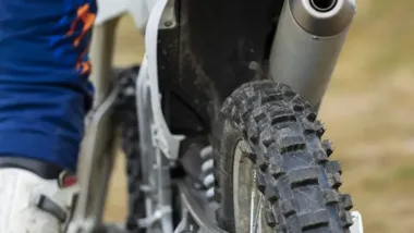 Dwóch nastolatków na motocyklach i kolizja w Otwocku. Sprawa trafi do sądu