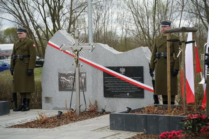Na Wiślanej stanął pomnik, który przywraca pamięć o zamordowanym taborze
