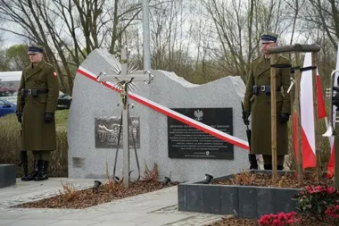Na Wiślanej stanął pomnik, który przywraca pamięć o zamordowanym taborze