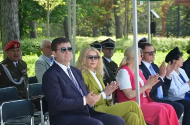 Kadeci stanęli w szyku. W Otwocku oddano hołd szkolnym mundurom