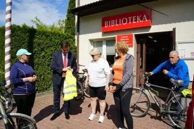 W Sobieniach-Jeziorach seniorzy dostali odblaski. Na rowerze będą lepiej widoczni
