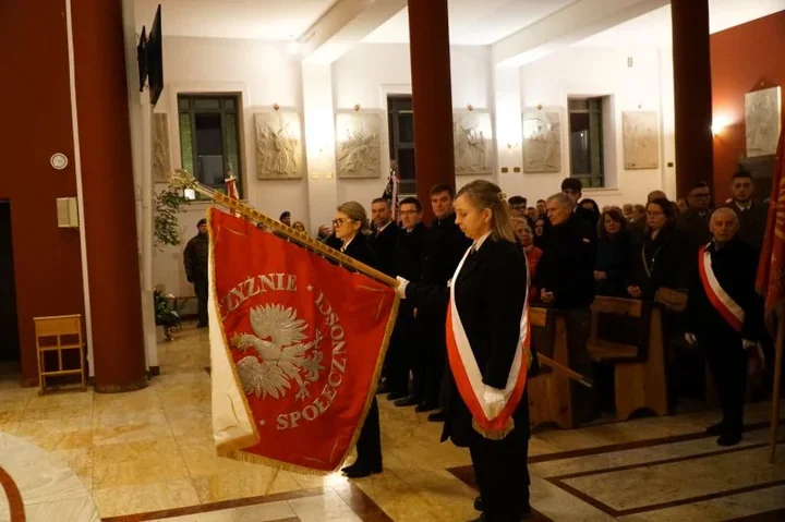 Pamięć i kwiaty pod pomnikiem – obchody Dnia Żołnierzy Wyklętych w Otwocku